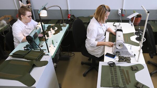 Trabalhadoras em oficina de costura da fábrica da Oktava em Tula, Rússia durante a costura de coletes à prova de balas, foto publicada em 27 de abril de 2023 - Sputnik Brasil