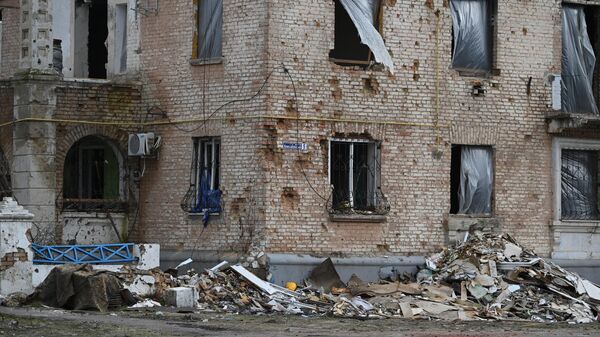 Casa danificada por bombardeio em Novaya Kakhovka, foto publicada em 28 de fevereiro de 2023 - Sputnik Brasil