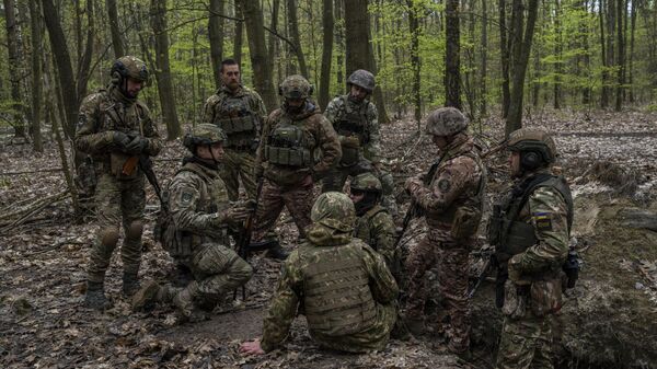 Membros da Brigada Bureviy da Guarda Nacional ucraniana participam de um exercício militar na região de Kiev em 27 de abril de 2023. - Sputnik Brasil