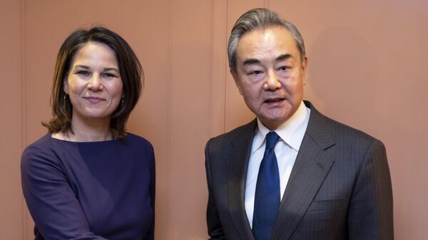 Annalena Baerbock, ministra das Relações Exteriores da Alemanha (à esquerda), cumprimenta Wang Yi, chefe da Comissão de Relações Exteriores do Comitê Central do Partido Comunista da China, em uma reunião bilateral na Conferência de Segurança de Munique, em Munique, Alemanha, 17 de fevereiro de 2023 - Sputnik Brasil