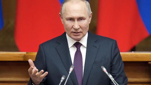 Vladimir Putin, presidente da Rússia, fala durante reunião do Conselho de Legisladores russo, 28 de abril de 2023 - Sputnik Brasil