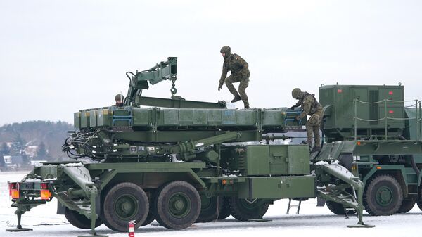 Soldados participam de exercício militar com sistema de mísseis terra-ar Patriot no Aeroporto Babice de Varsóvia, Polônia, 7 de fevereiro de 2023 - Sputnik Brasil