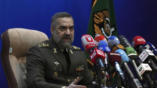 O ministro da Defesa iraniano, general Mohammad Reza Gharaei Ashtiani, fala durante uma coletiva de imprensa em Teerã, Irã, segunda-feira, 6 de março de 2023 - Sputnik Brasil