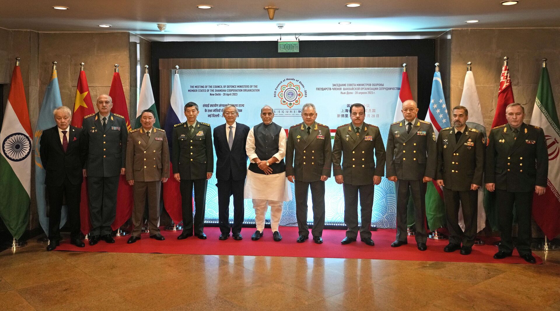 Ministros da Defesa de países-membros da Organização de Cooperação de Xangai posam para uma fotografia antes do início da reunião em Nova Deli, Índia, 28 de abril de 2023 - Sputnik Brasil, 1920, 29.04.2023