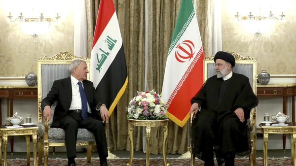 Abdul Rashid (à esquerda) e Ebrahim Raisi (à direita), presidentes do Iraque e do Irã, respetivamente, falam durante encontro no Palácio Saadabad, Teerã, Irã, 29 de abril de 2023 - Sputnik Brasil