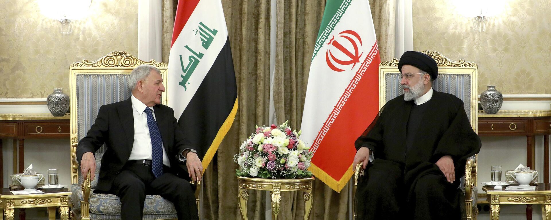 Abdul Rashid (à esquerda) e Ebrahim Raisi (à direita), presidentes do Iraque e do Irã, respetivamente, falam durante encontro no Palácio Saadabad, Teerã, Irã, 29 de abril de 2023 - Sputnik Brasil, 1920, 30.04.2023