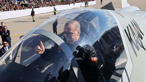 Presidente turco, Recep Tayyip Erdogan, na cabine do novo caça de quinta geração do país KAAN - Sputnik Brasil