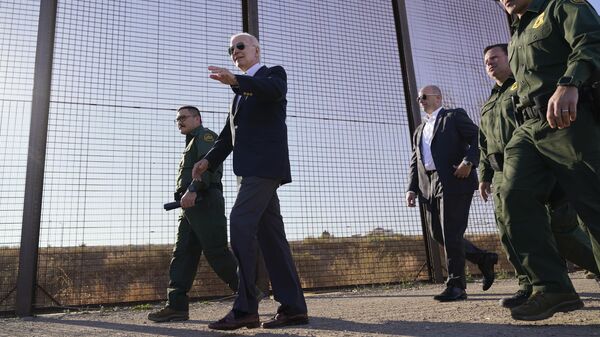 O presidente Joe Biden caminha ao longo de um trecho da fronteira EUA-México em El Paso Texas, 8 de janeiro de 2023 - Sputnik Brasil