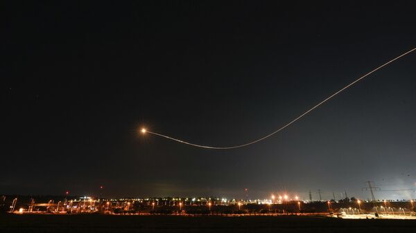 Sistema Cúpula de Ferro dispara para interceptar foguete lançado de Gaza - Sputnik Brasil