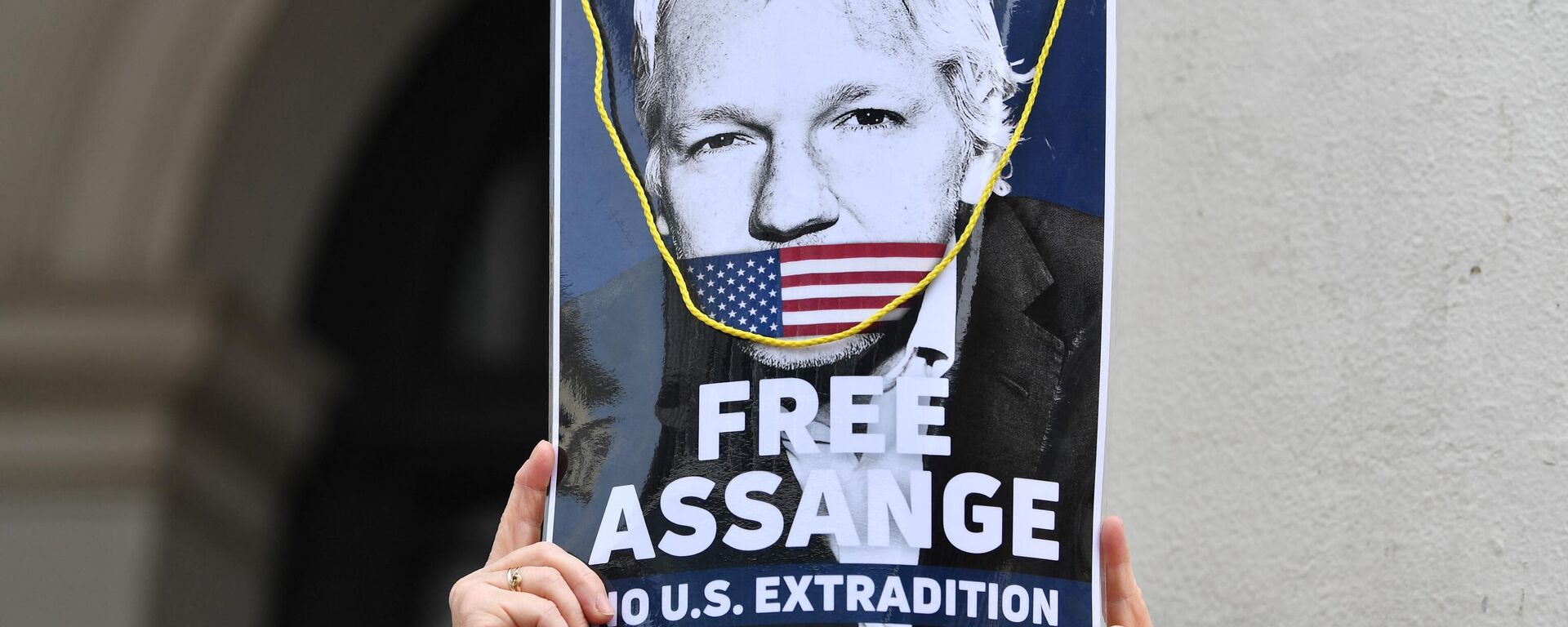 Uma mulher participa de uma manifestação em apoio ao fundador do Wikileaks, Julian Assange, que pode ser extraditado para os EUA em Bruxelas, 23 de abril de 2022 - Sputnik Brasil, 1920, 03.05.2023