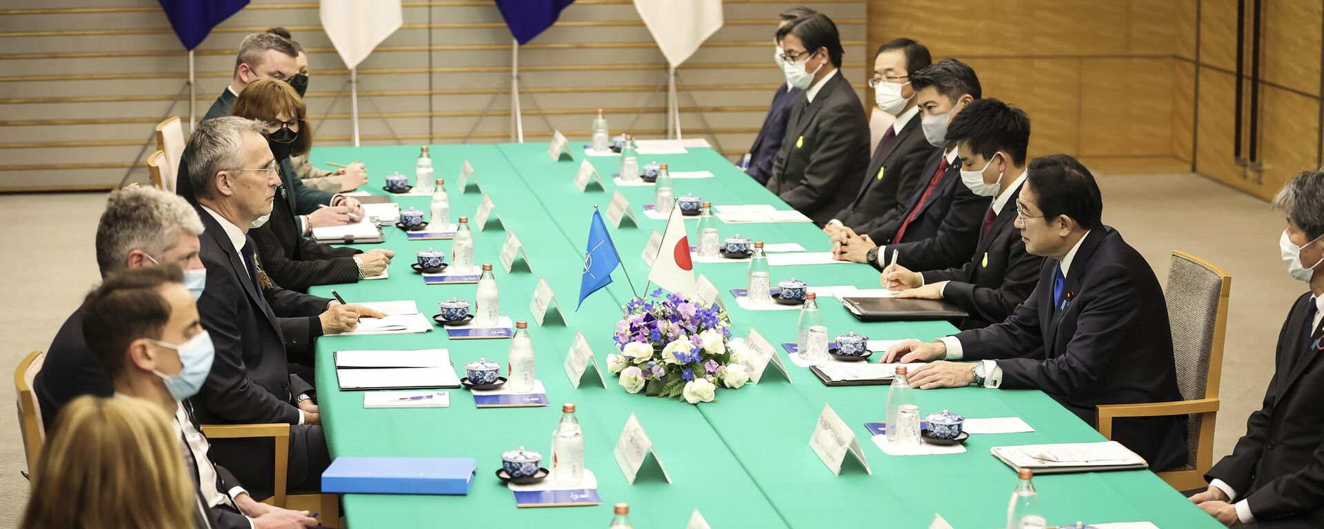 O secretário-geral da OTAN, Jens Stoltenberg, centro-esquerda, encontra-se com o primeiro-ministro do Japão, Fumio Kishida, centro-direita, Tóquio, 31 de janeiro de 2023 - Sputnik Brasil, 1920, 03.05.2023