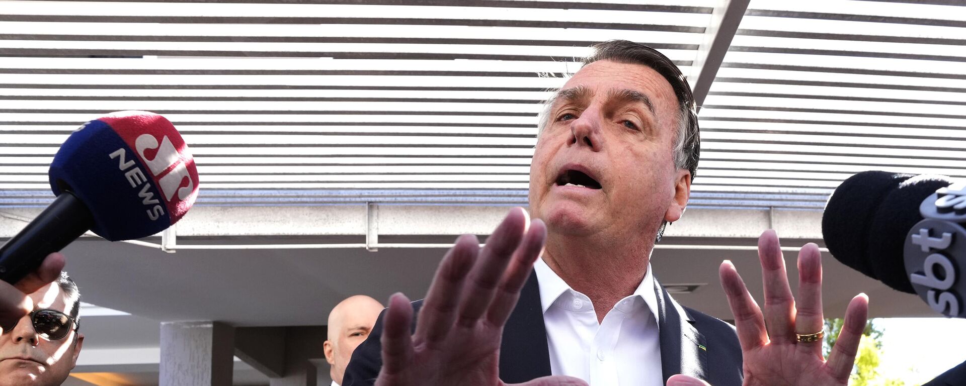 O ex-presidente brasileiro Jair Bolsonaro fala à imprensa do lado de fora de sua casa, depois que agentes da Polícia Federal cumpriram um mandado de busca e apreensão em Brasília, em 3 de maio de 2023 (foto de arquivo) - Sputnik Brasil, 1920, 04.09.2023