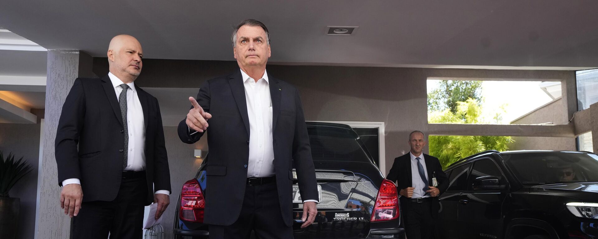 O ex-presidente brasileiro Jair Bolsonaro fala à imprensa do lado de fora de sua casa depois que agentes da Polícia Federal cumpriram um mandado de busca e apreensão em Brasília, Brasil, 3 de maio de 2023 - Sputnik Brasil, 1920, 03.05.2023