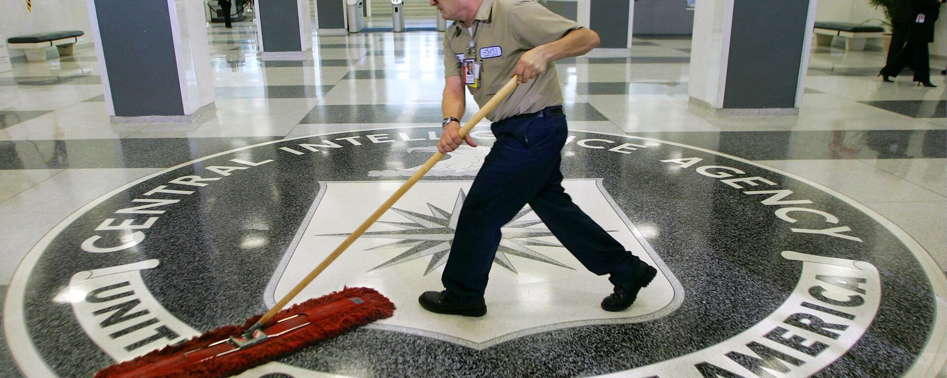 Um empregado limpa o pó do chão na sede da Agência Central de Inteligência (CIA) em Langley, Virgínia, 3 de março de 2005. - Sputnik Brasil, 1920, 04.05.2023