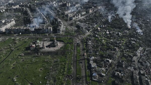 Fumaça sobe de prédios em Artyomovsk (Bakhmut, em ucraniano), local das mais pesadas batalhas entre as tropas da Rússia e da Ucrânia. Região de Donetsk, 26 de abril de 2023 - Sputnik Brasil