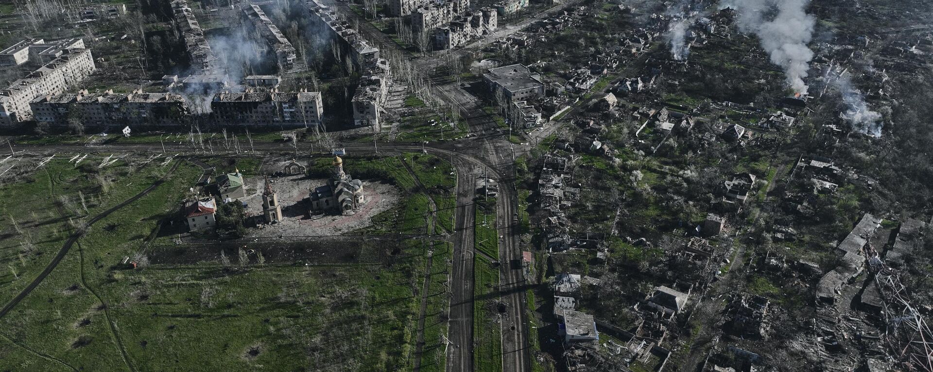 Fumaça sobe de prédios em Artyomovsk (Bakhmut, em ucraniano), local das mais pesadas batalhas entre as tropas da Rússia e da Ucrânia. Região de Donetsk, 26 de abril de 2023 - Sputnik Brasil, 1920, 16.08.2023
