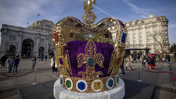Pessoas perto de instalação de arte representando a coroa de Santo Eduardo no centro de Londres, 3 de maio de 2023. - Sputnik Brasil