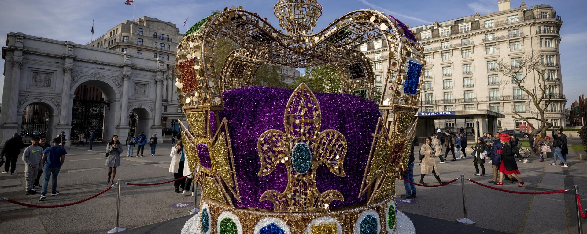 Pessoas perto de instalação de arte representando a coroa de Santo Eduardo no centro de Londres, 3 de maio de 2023. - Sputnik Brasil, 1920, 04.05.2023
