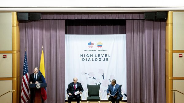 Antony Blinken, secretário de Estado dos EUA (à esquerda), e Alvaro Leyva, ministro das Relações Exteriores da Colômbia (segundo à esquerda), falam durante o Diálogo de Alto Nível EUA-Colômbia no Departamento de Estado em Washington, EUA, 27 de março de 2023 - Sputnik Brasil