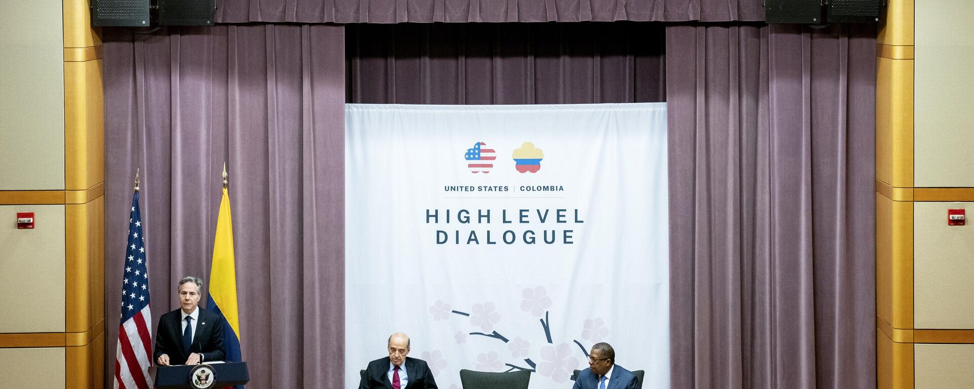 Antony Blinken, secretário de Estado dos EUA (à esquerda), e Alvaro Leyva, ministro das Relações Exteriores da Colômbia (segundo à esquerda), falam durante o Diálogo de Alto Nível EUA-Colômbia no Departamento de Estado em Washington, EUA, 27 de março de 2023 - Sputnik Brasil, 1920, 04.05.2023