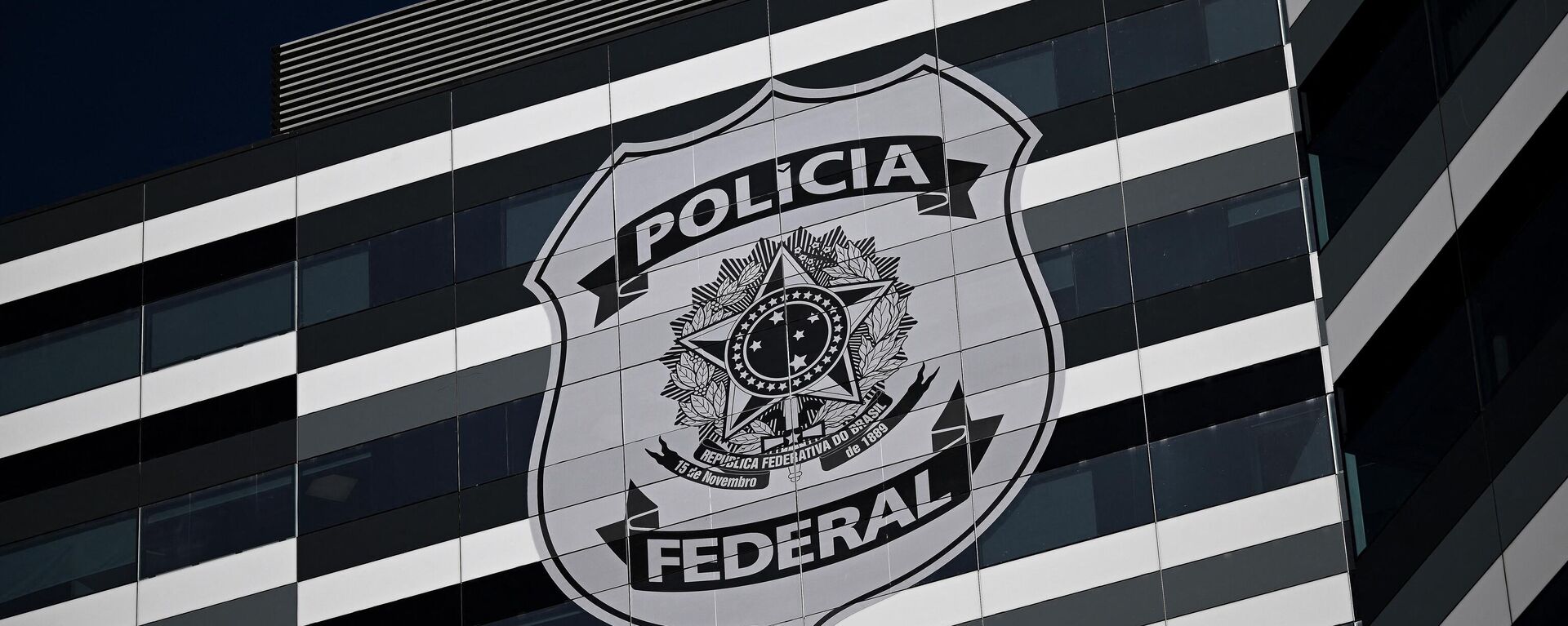 Vista da fachada da sede da Polícia Federal brasileira, onde o ex-presidente brasileiro Jair Bolsonaro é aguardado para depor em Brasília em 26 de abril de 2023 - Sputnik Brasil, 1920, 04.05.2023