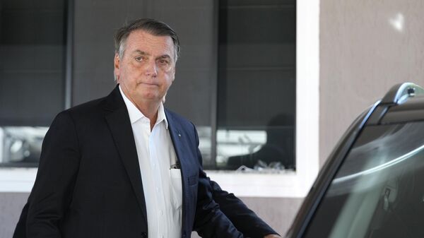 Jair Bolsonaro entra em carro após falar com a imprensa em Brasília (DF). Brasil, 3 de maio de 2023 - Sputnik Brasil