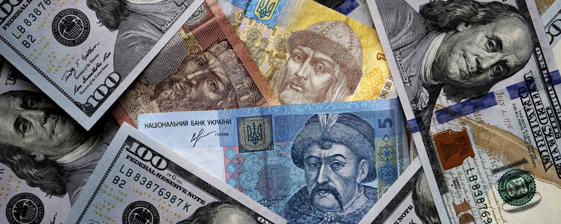 Dólar americano e notas grívnia ucranianas - Sputnik Brasil, 1920, 04.05.2023