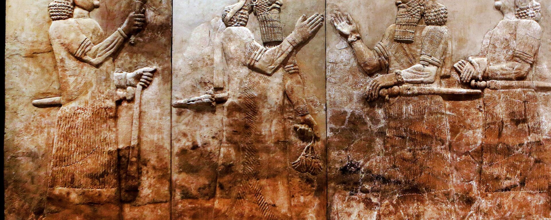 Baixo-relevo exibido no Museu Nacional do Iraque em Bagdá, 15 de setembro de 2014. - Sputnik Brasil, 1920, 14.08.2023