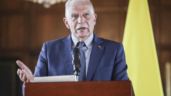 Josep Borrell, chefe das Relações Exteriores da União Europeia, fala ao lado de Álvaro Leyva, ministro das Relações Exteriores da Colômbia (fora da foto), durante coletiva de imprensa em Bogotá, Colômbia, 27 de abril de 2023 - Sputnik Brasil