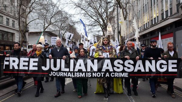 Apoiadores do ativista Julian Assange participam de ação em defesa dele em Londres, Reino Unido, 11 de fevereiro de 2023 - Sputnik Brasil