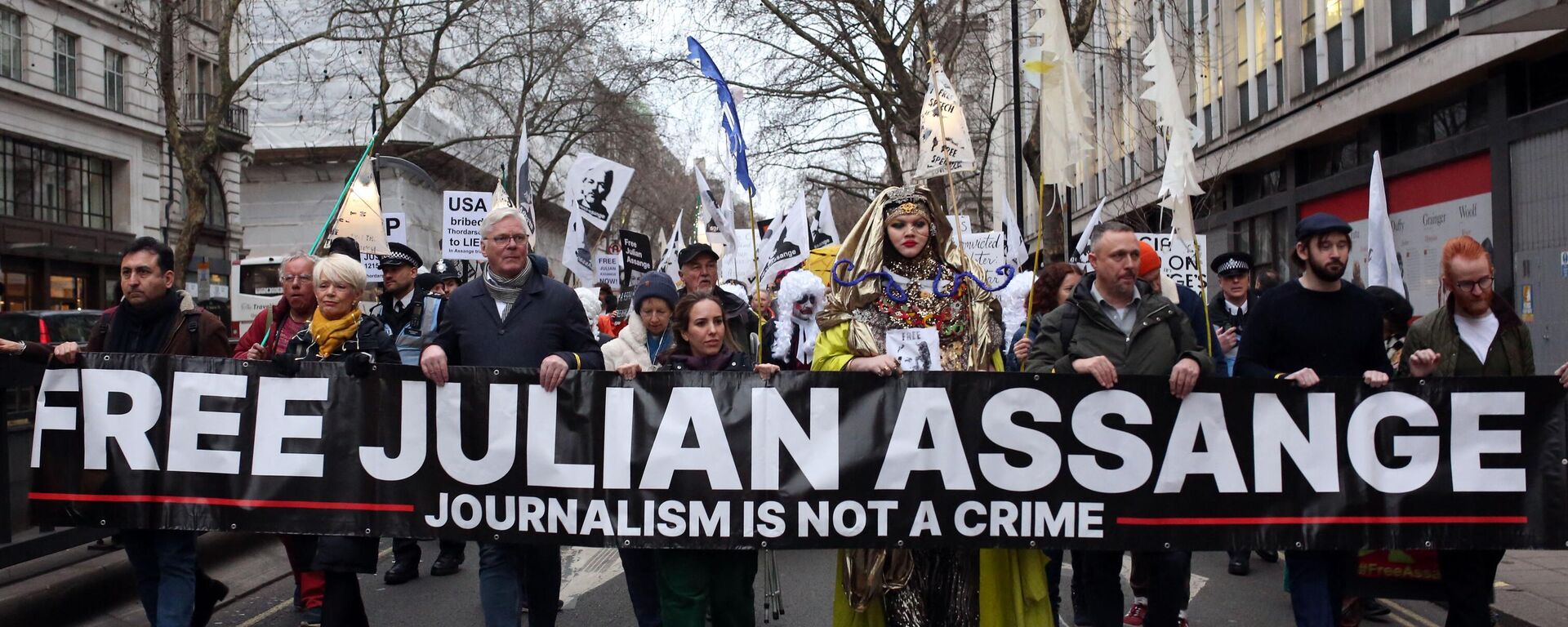 Apoiadores do ativista Julian Assange participam de ação em defesa dele em Londres, Reino Unido, 11 de fevereiro de 2023 - Sputnik Brasil, 1920, 06.05.2023