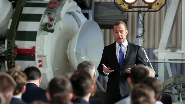 O vice-chefe do Conselho de Segurança da Rússia, Dmitry Medvedev, se reúne com membros da equipe durante sua visita à corporação militar-industrial NPO Mashinostroyenia em Reutov, nos arredores de Moscou, na Rússia - Sputnik Brasil