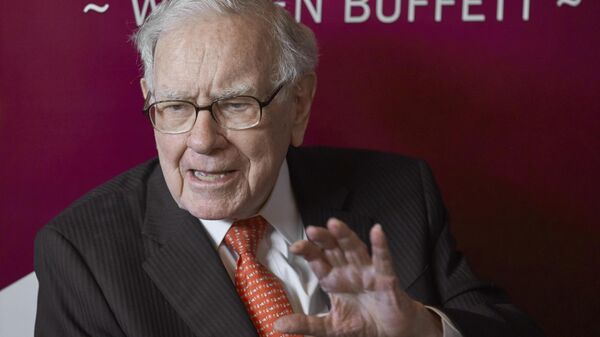 Warren Buffett, presidente e CEO da Berkshire Hathaway, fala durante um jogo de bridge após a reunião anual de acionistas da Berkshire Hathaway em Omaha - Sputnik Brasil