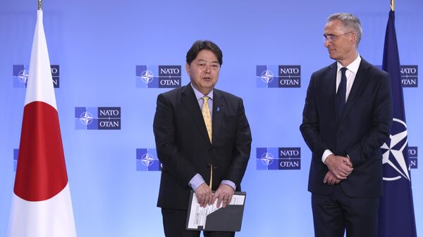 O secretário-geral da OTAN, Jens Stoltenberg, à direita, e o ministro das Relações Exteriores do Japão, Yoshimasa Hayashi, falam em uma coletiva de imprensa à margem de uma reunião de ministros das Relações Exteriores da OTAN na sede da OTAN em Bruxelas, 4 de abril de 2023. - Sputnik Brasil