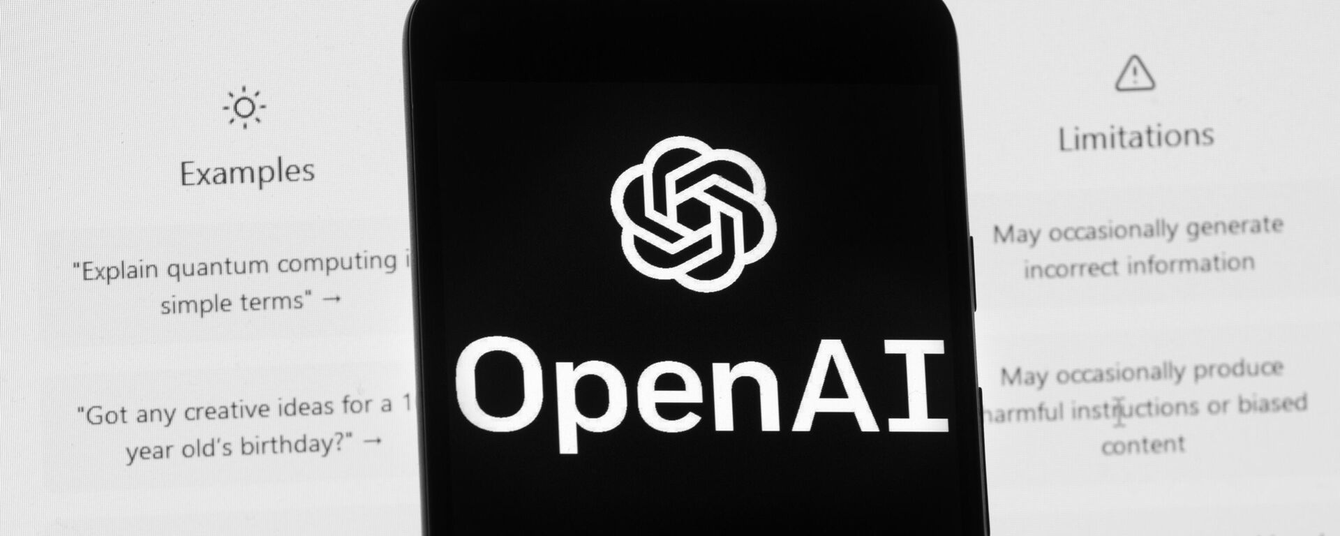 Logotipo da OpenAI em celular na frente de um computador que exibe a tela inicial do ChatGPT. Boston, EUA, 17 de março de 2023 - Sputnik Brasil, 1920, 20.10.2023