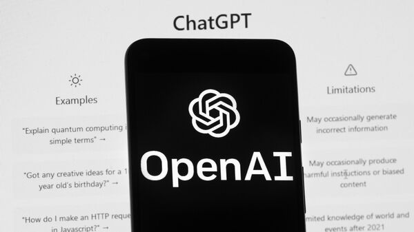 Logotipo da OpenAI em celular na frente de um computador que exibe a tela inicial do ChatGPT. Boston, EUA, 17 de março de 2023 - Sputnik Brasil