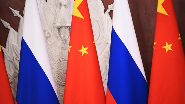 Bandeiras da Rússia e da China no Grande Palácio do Kremlin em Moscou, Rússia, 21 de março de 2023 - Sputnik Brasil