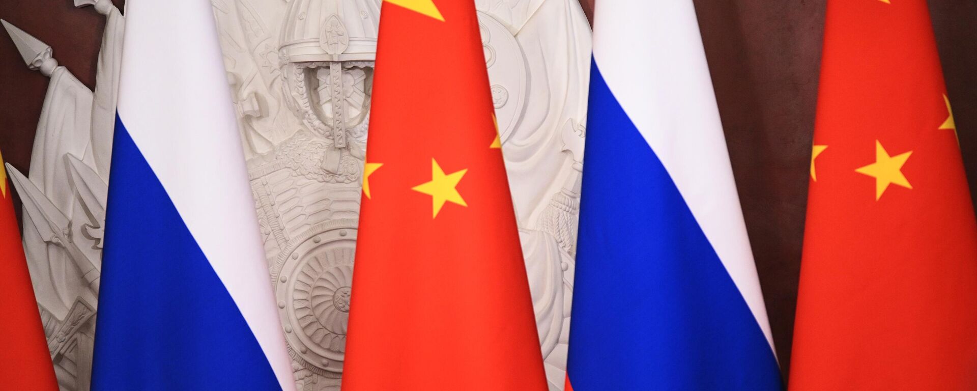 Bandeiras da Rússia e da China no Grande Palácio do Kremlin em Moscou, Rússia, 21 de março de 2023 - Sputnik Brasil, 1920, 12.05.2023