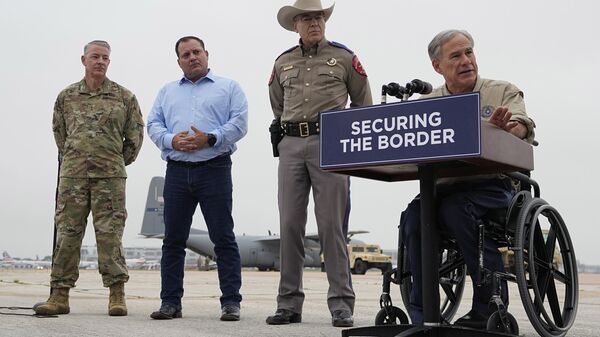 Greg Abbott, governador do Texas (à direita), dá entrevista coletiva sobre a situação na fronteira com o México em Austin, Texas, EUA, 8 de maio de 2023 - Sputnik Brasil