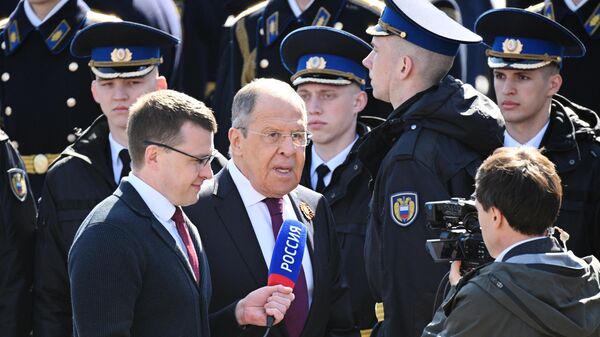 Sergei Lavrov, ministro das Relações Exteriores, fala com jornalistas na Praça Vermelha antes do desfile militar - Sputnik Brasil