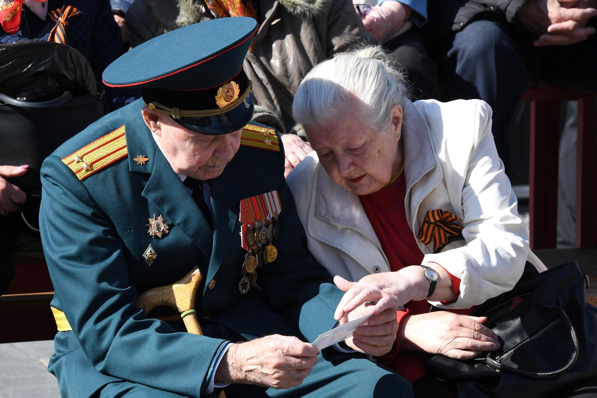 Um veterano da Segunda Guerra Mundial assiste ao desfile militar do Dia da Vitória ao lado de sua esposa no 78º aniversário da vitória sobre a Alemanha nazista na Segunda Guerra Mundial, em Vladivostok, Rússia, 9 de maio de 2023 - Sputnik Brasil, 1920, 09.05.2023