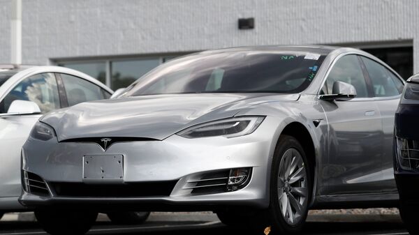 Foto mostra os sedãs Tesla 2018 modelo S em exibição do lado de fora de um showroom da Tesla em Littleton, Colorado, 8 de julho de 2018 - Sputnik Brasil