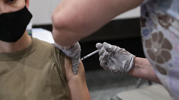 O sargento do Exército dos EUA, Brandy Herrmann, designado para o Elemento de Apoio às Relações Públicas do 24º Teatro norte-americano, recebe a vacina contra COVID-19 no Cinema Stayton, em Fort Bliss, Texas, EUA, 5 de fevereiro de 2021 - Sputnik Brasil