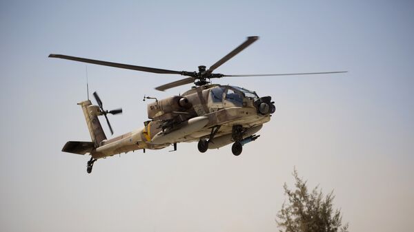 Helicóptero de ataque Boeing Apache AH-64 norte-americano do 113º Esquadrão, também conhecido como Esquadrão Hornet, da Força Aérea Israelense pousa durante exibição para a imprensa estrangeira na base aérea de Ramon, perto da cidade israelense de Mitzpe Ramon, no deserto de Negev, em 21 de outubro de 2013 - Sputnik Brasil