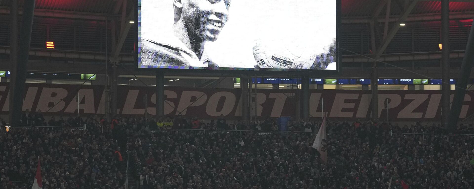 Torcedores fazem um minuto de silêncio para a lenda do futebol Pelé antes da partida de futebol da Bundesliga alemã entre RB Leipzig e FC Bayern Munich na Red Bull Arena em Leipzig, Alemanha, 20 de janeiro de 2023 - Sputnik Brasil, 1920, 10.05.2023