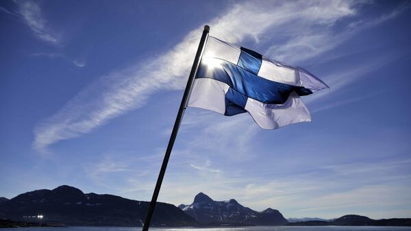 Bandeira da Finlândia hasteada a bordo do quebra-gelo finlandês MSV Nordica ao chegar a Nuuk, Groenlândia, 29 de julho de 2017. - Sputnik Brasil