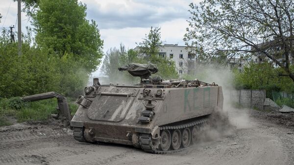 Blindado do Exército ucraniano passando por uma estrada em Chasov Yar, local de violentos combates com as forças russas na região de Donetsk, 9 de maio de 2023. - Sputnik Brasil