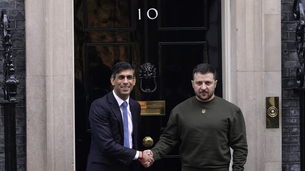 O primeiro-ministro britânico, Rishi Sunak (E), dá as boas-vindas ao presidente da ucrânia, Vladimir Zelensky, em Downing Street, em Londres - Sputnik Brasil