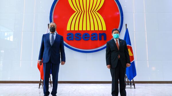O ministro das Relações Exteriores da Rússia, Sergei Lavrov, à esquerda, e o secretário-geral da ASEAN, Lim Jock Hoi, se reúnem em Jacarta. - Sputnik Brasil