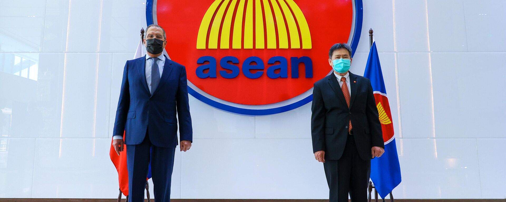 O ministro das Relações Exteriores da Rússia, Sergei Lavrov, à esquerda, e o secretário-geral da ASEAN, Lim Jock Hoi, se reúnem em Jacarta. - Sputnik Brasil, 1920, 12.05.2023